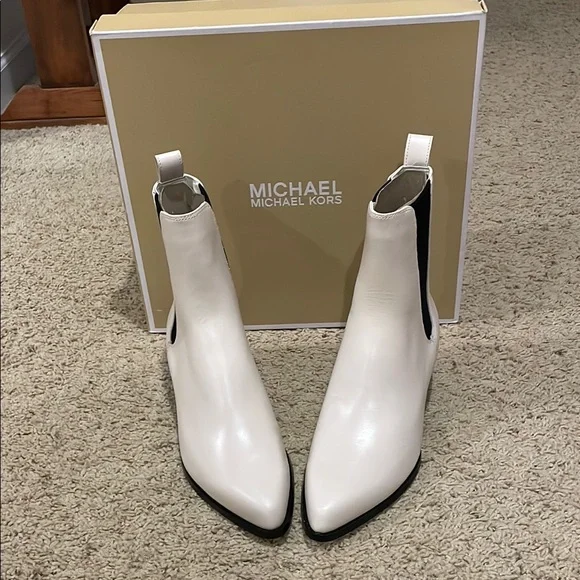 Michael Kors Elegant lt cream LEATHER Kinley Bootie new in the box size 8 - Picture 2 of 9